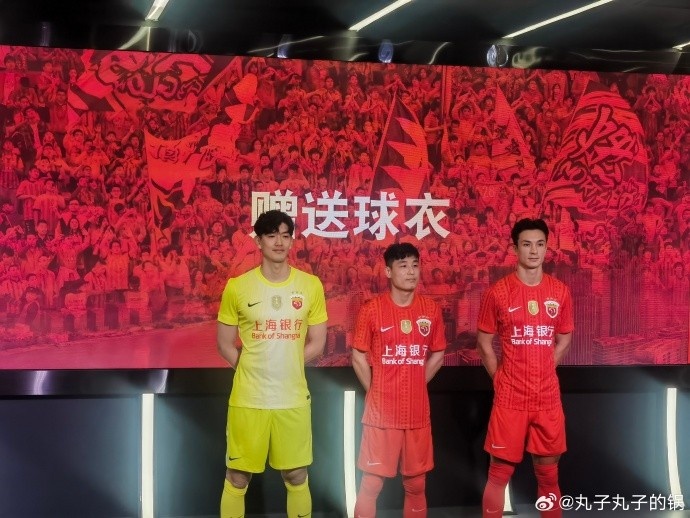 记者晒海港新赛季球衣上身照：红得比较清新一些，挺好看的