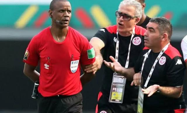 终场哨“双响”非洲杯奇闻是因为裁判被热晕了？